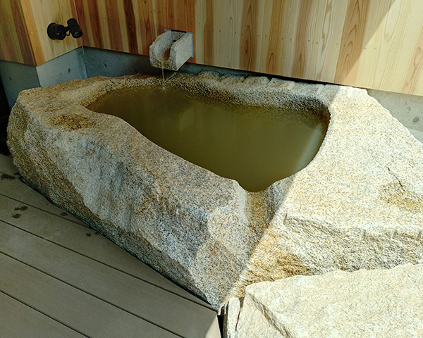 客室の石風呂